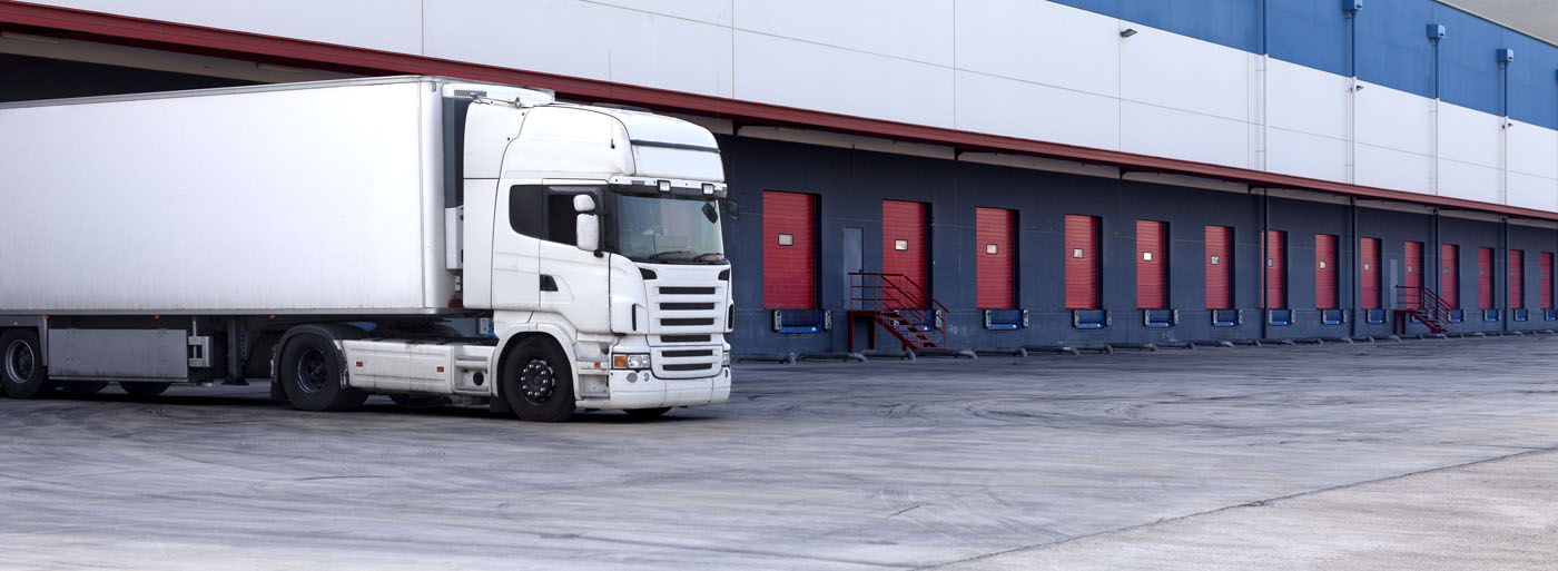 Ciężarówka przy rampie załadunkowej