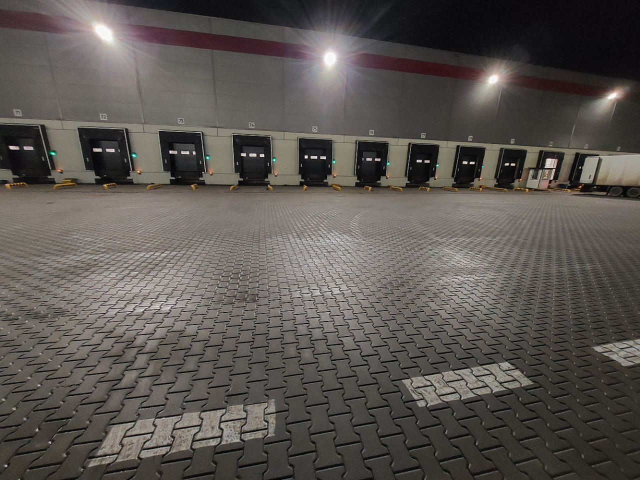 Doki przeładunkowe nocą