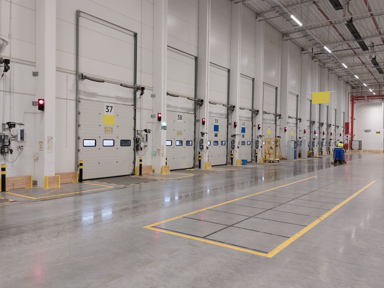 Hala magazynowa z systemem SES DOK